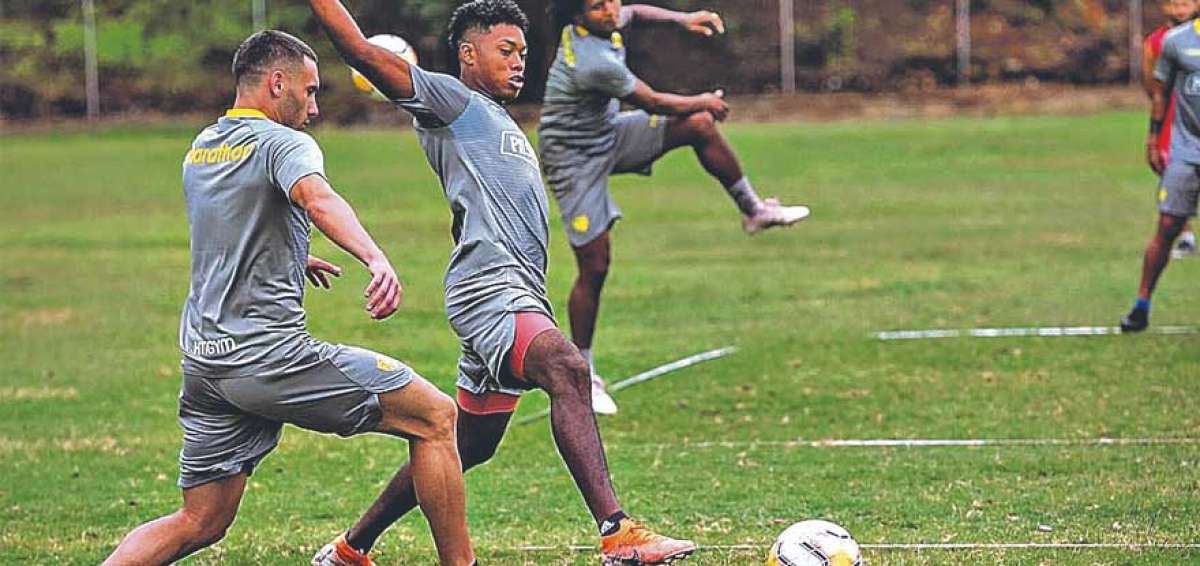 Emmanuel Mart&iacute;nez (i) -quien sali&oacute; lesionado en el partido de ida en Uruguay- trabaj&oacute; esta semana normalmente junto con el resto del equipo.