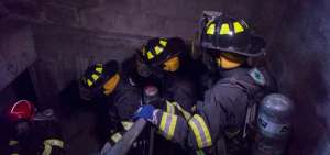 Un grupo de voluntarios y bomberos desarrolla un ejercicio en el sur de la ciudad. Estas simulaciones se realizan todos los d&iacute;as.