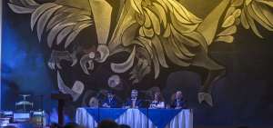 Len&iacute;n Moreno junto al vicepresidente Otto Sonnenholzner y los representantes de la Sociedad Interamericana de Prensa, Mar&iacute;a Dom&iacute;nguez y Ricardo Trotti.
