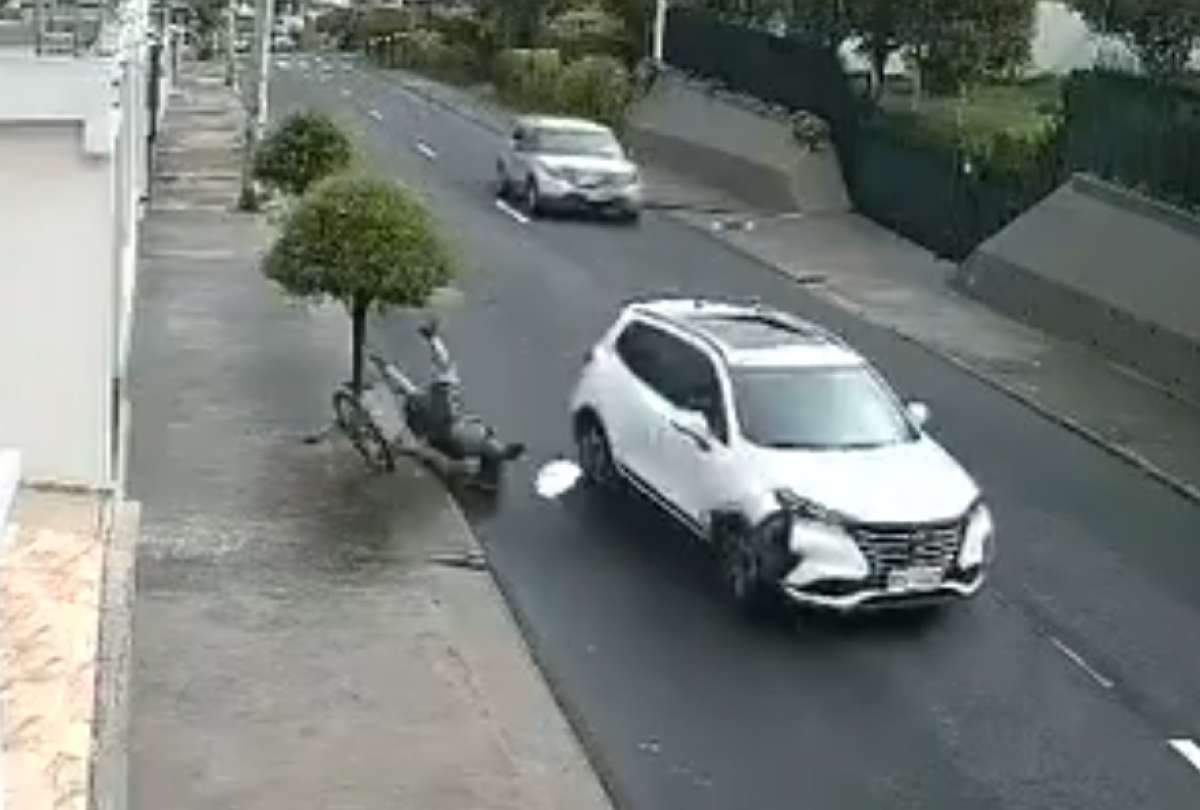 En Quito, un ciclista fue atropellado por un veh&iacute;culo. 