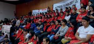 Estudiantes asistieron al debate en el Pleno de la Asamblea.