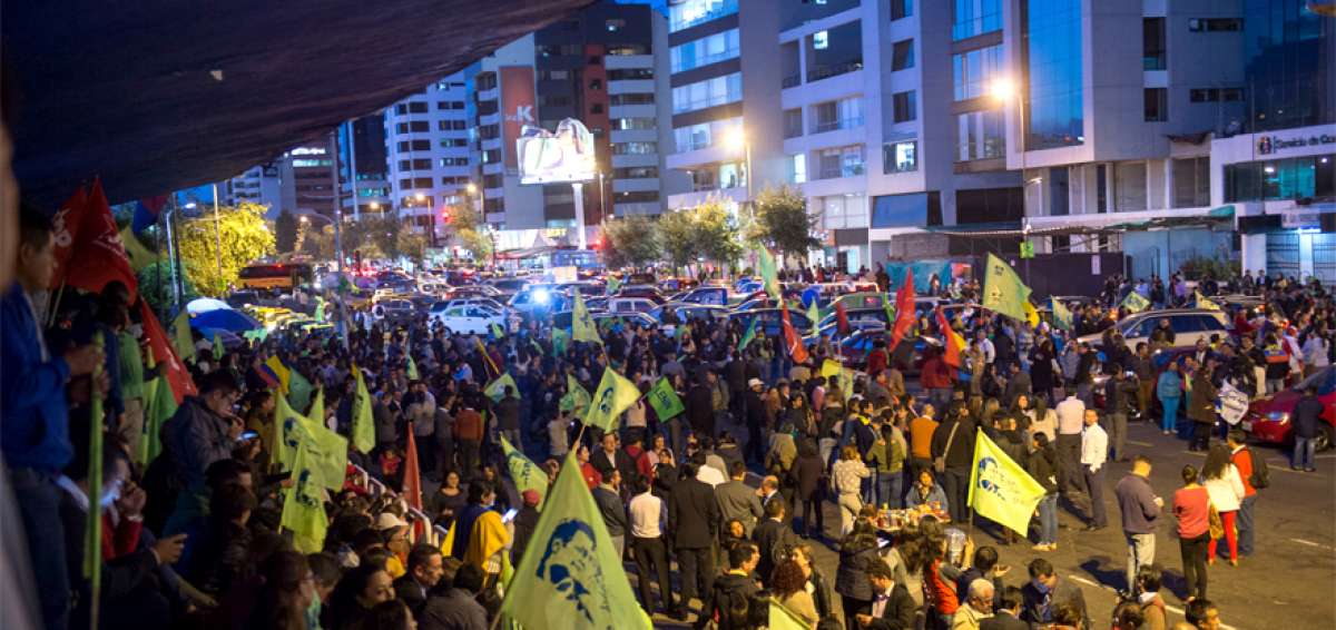 Militantes de Alianza PAIS festejan ratificaci&oacute;n del CNE sobre triunfo de Moreno