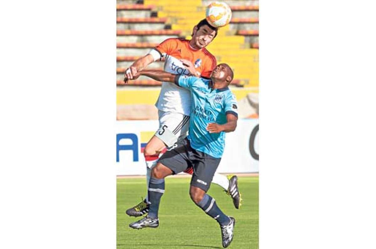 Jimmy Delgado (izq.), de Universidad Cat&oacute;lica y Jorge Gonz&aacute;lez, de Deportivo La Guaira volver&aacute;n a enfrentarse esta noche en el duelo de vuelta de la llave. Foto: John Guevara / El Tel&eacute;grafo