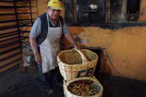 Carlos Bed&oacute;n es uno de los iniciadores de esta tradici&oacute;n en la capital de Cotopaxi. Su esposa lo acompa&ntilde;a. Foto: Silvia Osorio / para El Tel&eacute;grafo.