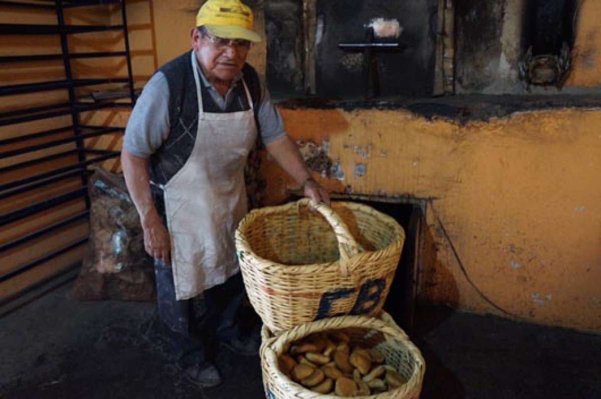 Carlos Bed&oacute;n es uno de los iniciadores de esta tradici&oacute;n en la capital de Cotopaxi. Su esposa lo acompa&ntilde;a. Foto: Silvia Osorio / para El Tel&eacute;grafo.