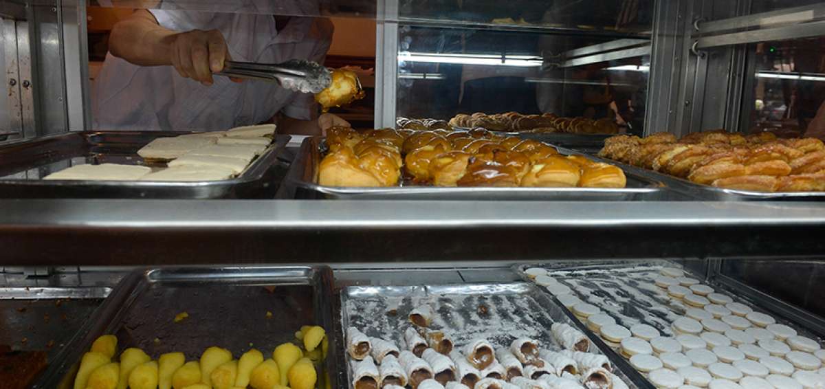 Charolas llenas de aplanchados, rel&aacute;mpagos y orejitas se observan en la parte superior de la vitrina de confites de La Palma. En la parte inferior, borrachitos, caracoles y alfajores. Todos son parte de la historia dulce del Puerto Principal.