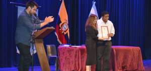 El d&iacute;a de la premiaci&oacute;n del concurso de poes&iacute;a joven Ileana Espinel Cede&ntilde;o, Jean Le&oacute;n recibe su diploma.