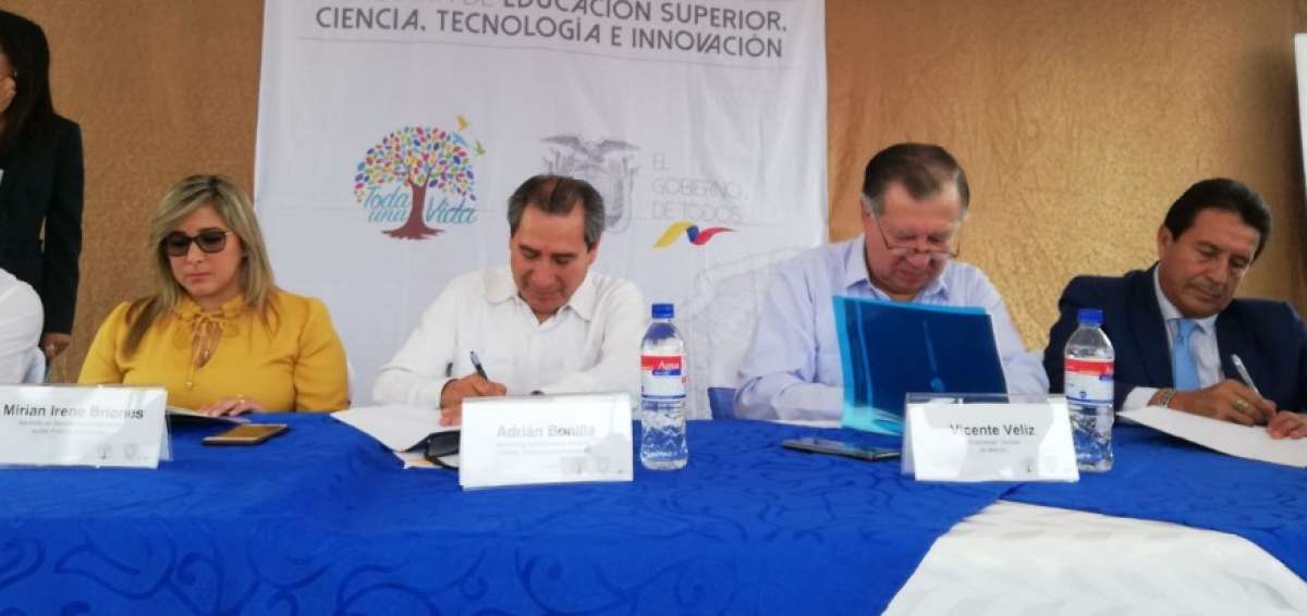 Adri&aacute;n Bonilla (c), titular de Senescyt; y Miguel Camino (d), rector de la Ulem, firmando el acta de entrega recepci&oacute;n de tierras.