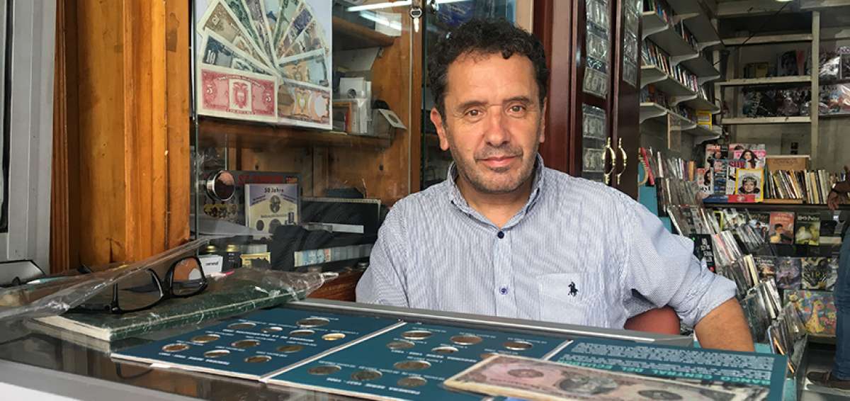 Celso Benigno Palacio Riofr&iacute;o se dedica a la venta de monedas extranjeras y locales desde hace tres a&ntilde;os.    