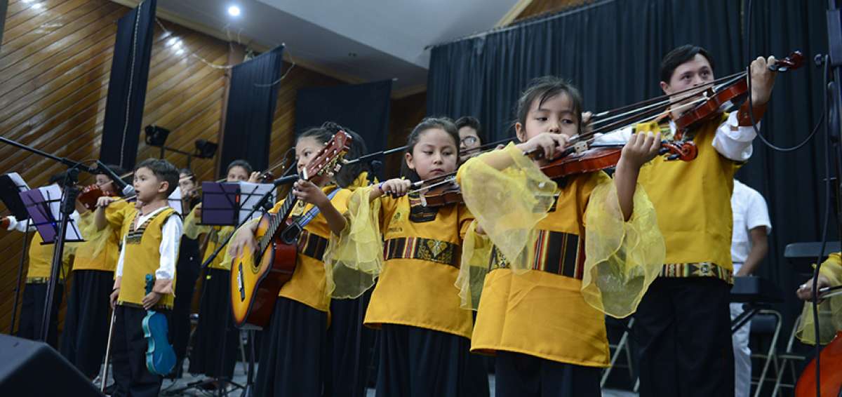 El foclclor ruso, peruano, los sanjuanitos, albazos y la bomba fueron interpretados por la Orquesta infanto-juvenil Atahualpa en homenaje a Mama Zoilita.