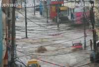 Calles en el norte de Quito se inundaron por la fuerte lluvia