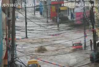 Calles en el norte de Quito se inundaron por la fuerte lluvia