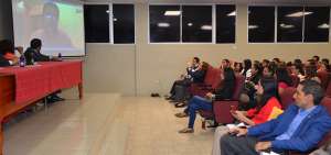 El periodista Emilio Zamora, mediante una videoconferencia, comparti&oacute; su experiencia profesional con estudiantes y docentes de la universidad.