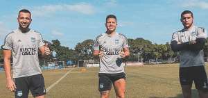 Los jugadores de Emelec, An&iacute;bal Laguizam&oacute;n (i), Marlon Mej&iacute;a (c) y Leandro Vega (d) antes de iniciar la pr&aacute;ctica del equipo, ayer en el Polideportivo Samanes.