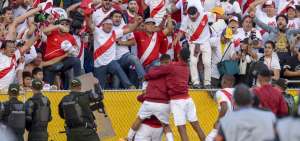 Festejo peruano en el Ol&iacute;mpico Atahualpa. 