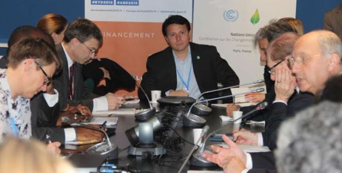 El ministro ecuatoriano, Daniel Ortega (fondo), durante una de las negociaciones en Par&iacute;s. Foto: Cortes&iacute;a Ministerio de Ambiente 
