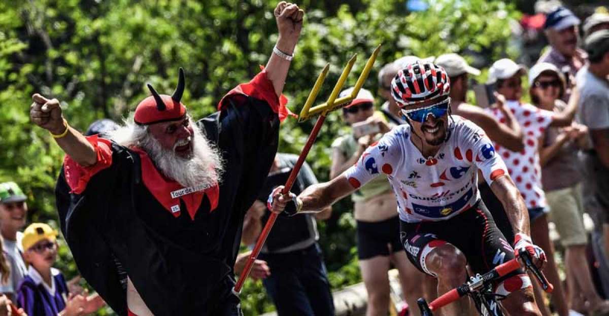 Un aficionado disfrazado de diablo acompa&ntilde;&oacute; al franc&eacute;s Julian Alaphilippe en los &uacute;ltimos tramos de la etapa 19 del Tour de Francia, donde se coron&oacute; campe&oacute;n de los premios de monta&ntilde;a.