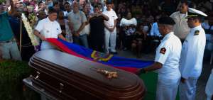 Una bandera tricolor cubri&oacute; el f&eacute;retro de Wilmer &Aacute;lvarez y los marinos rindieron los honores de rigor.