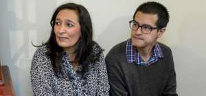 Eduardo Acu&ntilde;a es parte del programa de becas para personas con discapacidad. Con su madre, Eulalia Mart&iacute;nez, recibieron al presidente Moreno.
