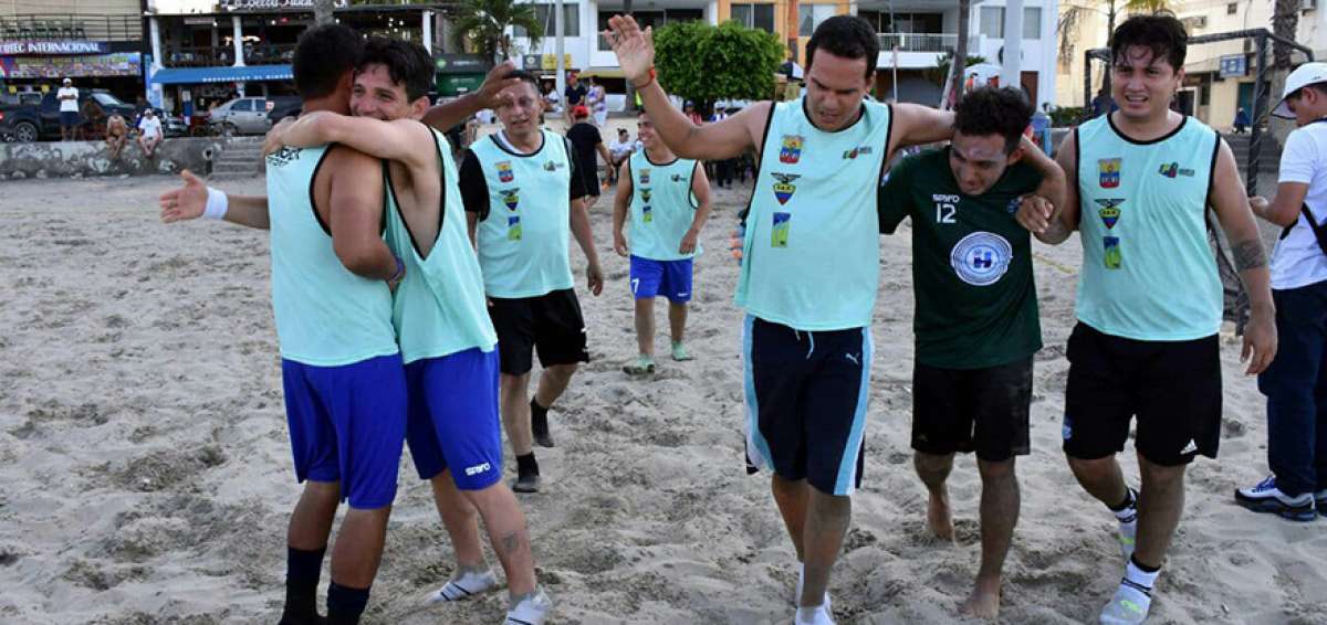 El equipo Periodistas Deportivos festeja la obtenci&oacute;n del campeonato, la tarde del s&aacute;bado, en Salinas. Diario EL TEL&Eacute;GRAFO tambi&eacute;n particip&oacute;.