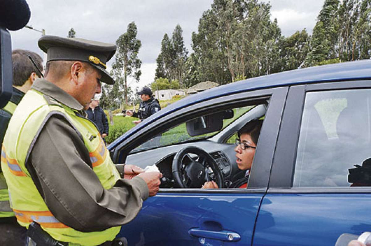 Licencia de conducir, matr&iacute;cula al d&iacute;a y SOAT en vigencia son los principales documentos que se deben mostrar a los polic&iacute;as en los operativos viales. 
