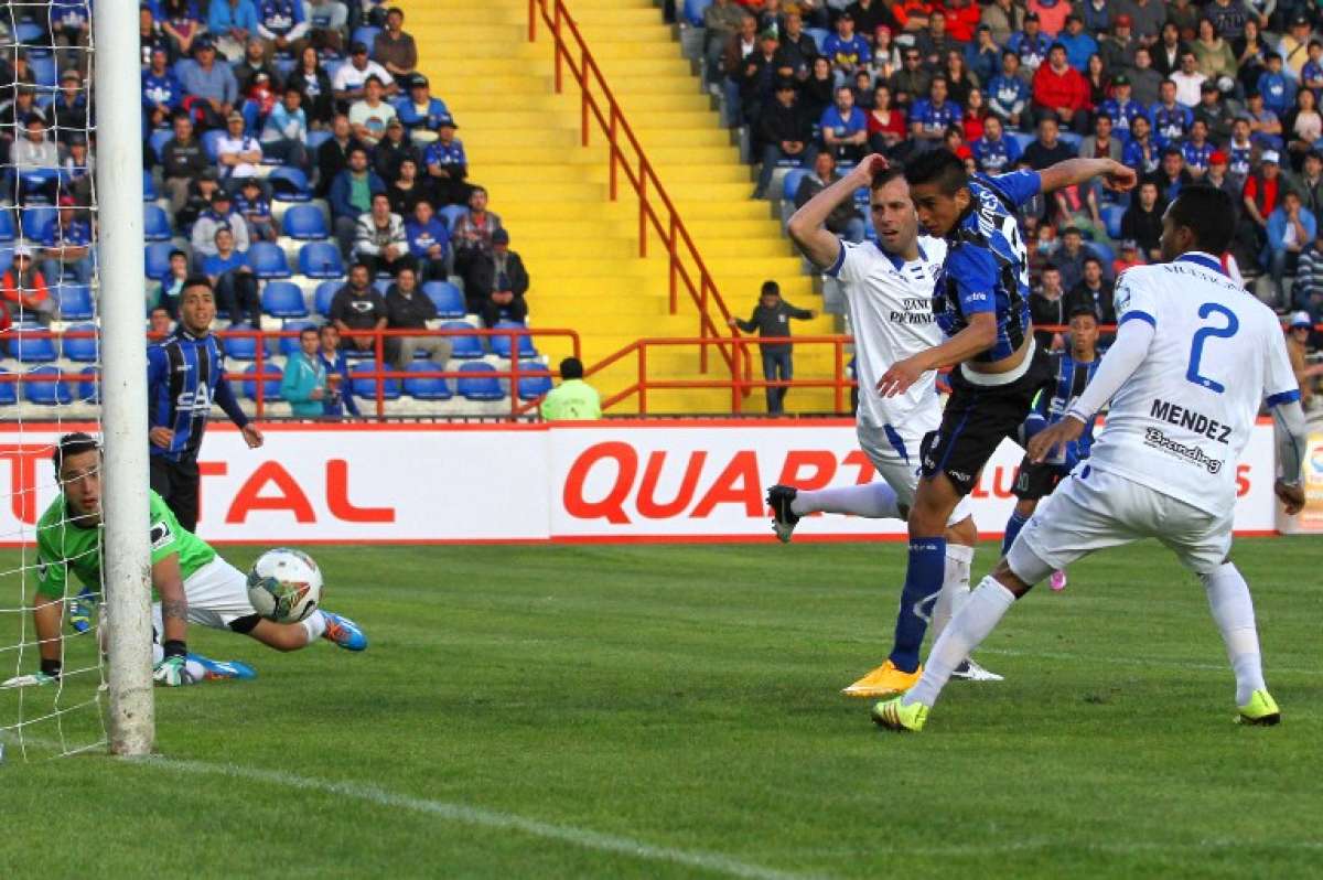 Vilches marc&oacute; los 2 tantos del conjunto chileno. Foto: AFP