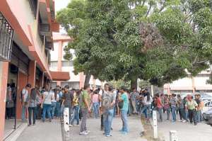 En la Facultad de Ciencias Administrativas se aglomeraron los estudiantes. Foto: Lylibeth Coloma |  El Tel&eacute;grafo