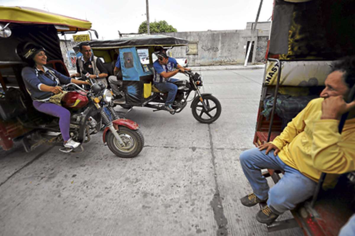 Algunas tricimotos fueron sorprendidas circulando por la avenida Francisco de Orellana aunque su recorrido debe limitarse a las v&iacute;as secundarias. Foto: Miguel Castro/ El Tel&eacute;grafo