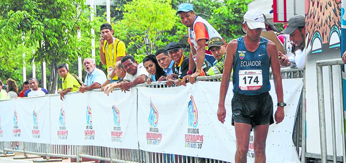 El andar&iacute;n ecuatoriano Claudio Villanueva se desmay&oacute; al cruzar la meta de los 50 km marcha de los Juegos Bolivarianos Santa Marta 2017.