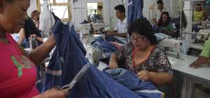 La Asociaci&oacute;n de Producci&oacute;n Textil y Moda, Girasol, de Manab&iacute;, confecciona ropa de trabajo para empresas de la provincias. El gremio est&aacute; activo desde 2015.
