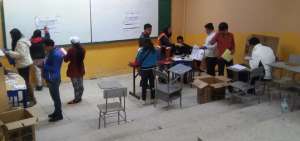 Miembros de las mesas en una junta de Chimborazo realizan el conteo de votos.