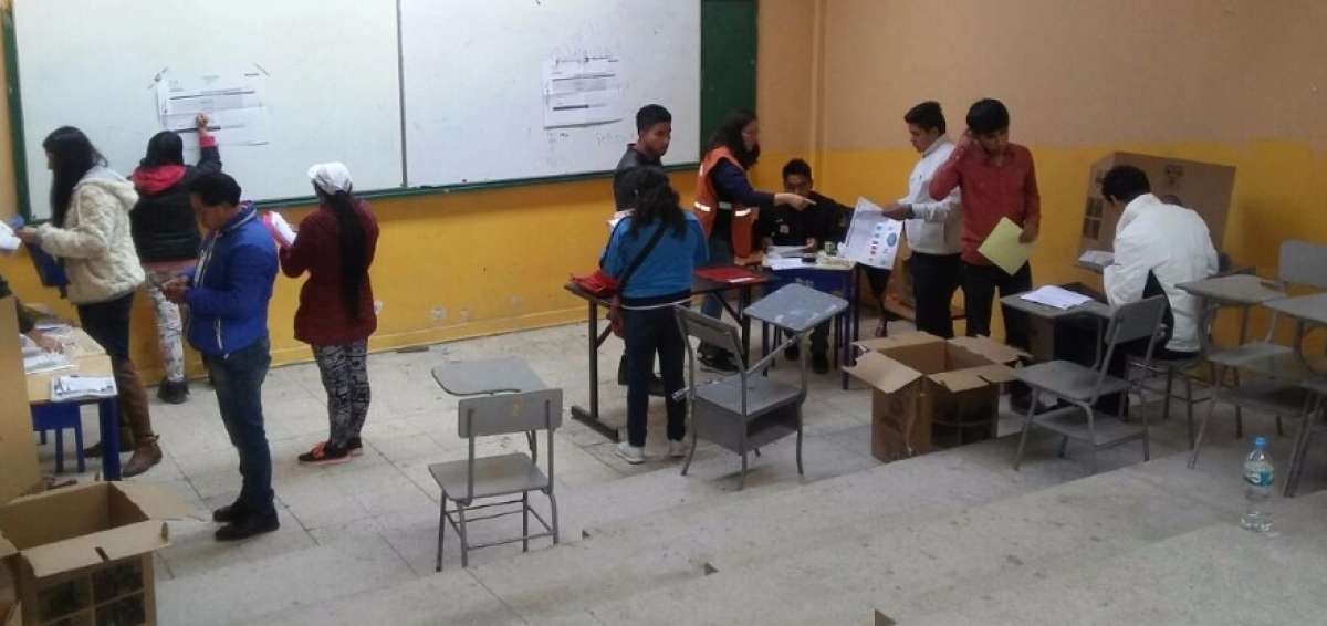 Miembros de las mesas en una junta de Chimborazo realizan el conteo de votos.