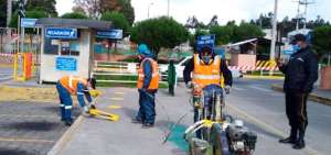 Personal municipal realiz&oacute; la colocaci&oacute;n de se&ntilde;al&eacute;tica para que los usuarios mantengan distanciamiento, cuando se reaperturen las terminales.