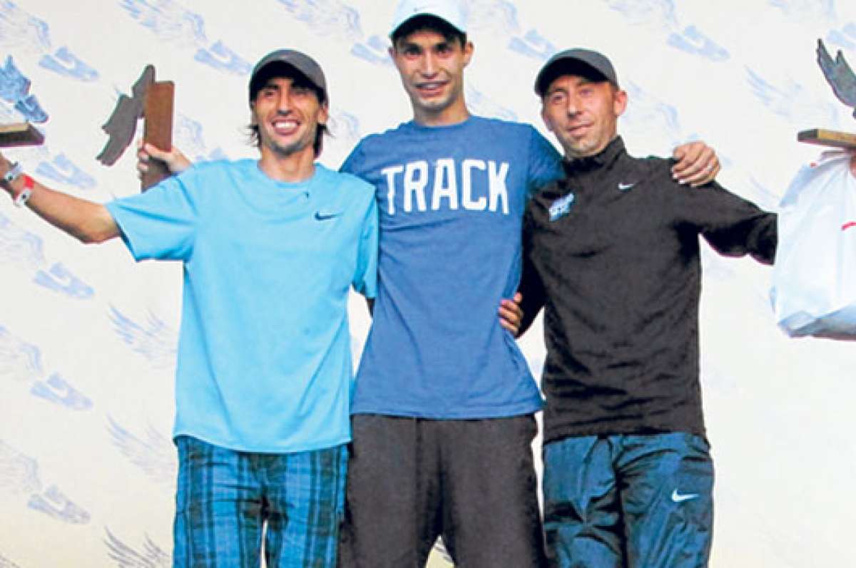 Mariano Mastromarino (der.), oriundo de la ciudad de Mar del Plata, obtuvo el primer triunfo de un atleta local en los &uacute;ltimos 10 a&ntilde;os en esta prueba. Foto: Cortes&iacute;a.