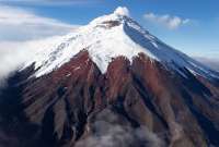 Autoridades informan que dejó de caer ceniza del volcán Cotopaxi