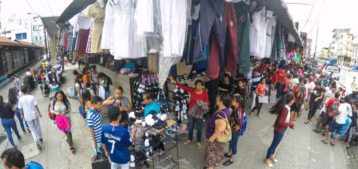 GUAYAQUIL.- En las calles 6 de Marzo y Sucre los padres de familia compran apresurados los &uacute;tiles y uniformes en las horas previas al inicio de las clases.