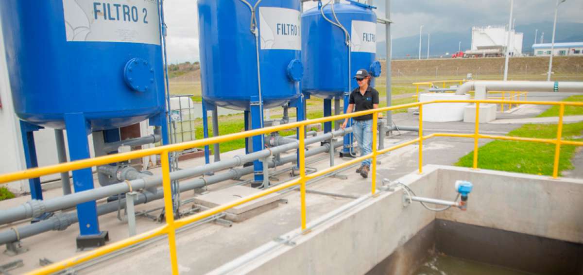 La conversi&oacute;n de aguas en residuales provenientes de la terminal y los aviones en l&iacute;quidos inocuos es parte de las actividades ecol&oacute;gicas del aeropuerto.