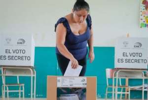 El voto es obligatorio para todos los ecuatorianos empadronados y facultativo para jóvenes de entre 16 y 17 años, mayores de 65 y personas con discapacidad. 