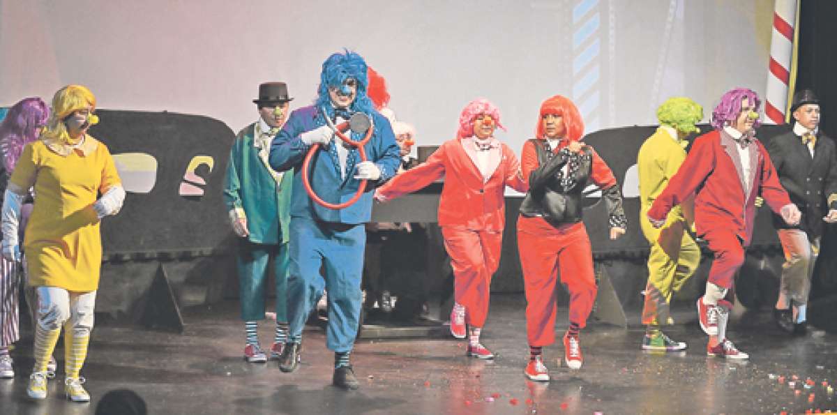 Los actores lucieron trajes coloridos y adem&aacute;s presentaron coreograf&iacute;as. Otros participaron en el coro. Foto: Jos&eacute; Mor&aacute;n