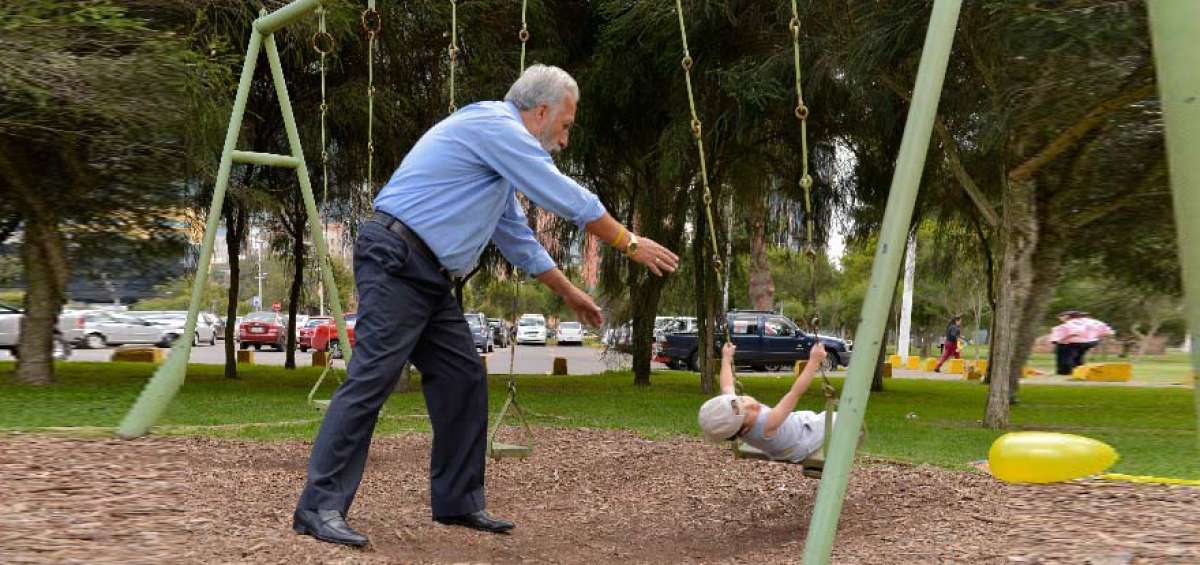 La coexistencia entre abuelos y nietos crea nexos muy fuertes por convertirse, en algunos casos, en padres sustitutos. El crecimiento de la esperanza de vida ha permitido que los abuelos puedan disfrutar mejor de sus nietos y bisnietos.