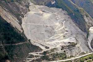El cerro Tamuga tuvo un gigantesco deslizamiento en 1993 y el material tapon&oacute; a los r&iacute;os Cuenca y Jad&aacute;n. Foto: Cortes&iacute;a