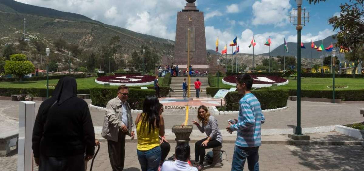 El monumento que recuerda el paso de la L&iacute;nea Ecuatorial est&aacute; unos 13 kil&oacute;metros al norte de Quito.
