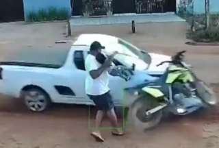 Un padre jugaba con su hijo en una moto cuando de pronto apareció una camioneta que casi los atropella.