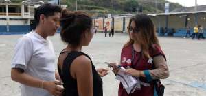 Andrea Napa, coordinadora del recinto electoral del colegio Juan Montalvo, norte de Guayaquil, atendi&oacute; los requerimientos de la ciudadan&iacute;a que acudi&oacute; a sufragar.
