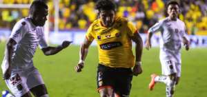 El lateral izquierdo Mario Pineida, de Barcelona, durante un partido del torneo de la LigaPro, ante Deportivo Cuenca en el estadio Monumental.