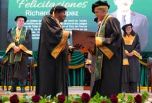 Richard Carapaz fue distinguido con un Doctorado Honoris Causa por su impacto deportivo y social.