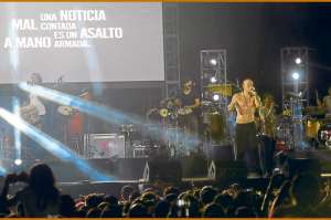 Ren&eacute; P&eacute;rez, &lsquo;Residente&rsquo;, durante el concierto que ofreci&oacute; la banda de Puerto Rico en Lago Agrio, en el estadio Federativo de Sucumb&iacute;os. Foto: Santiago Aguirre.