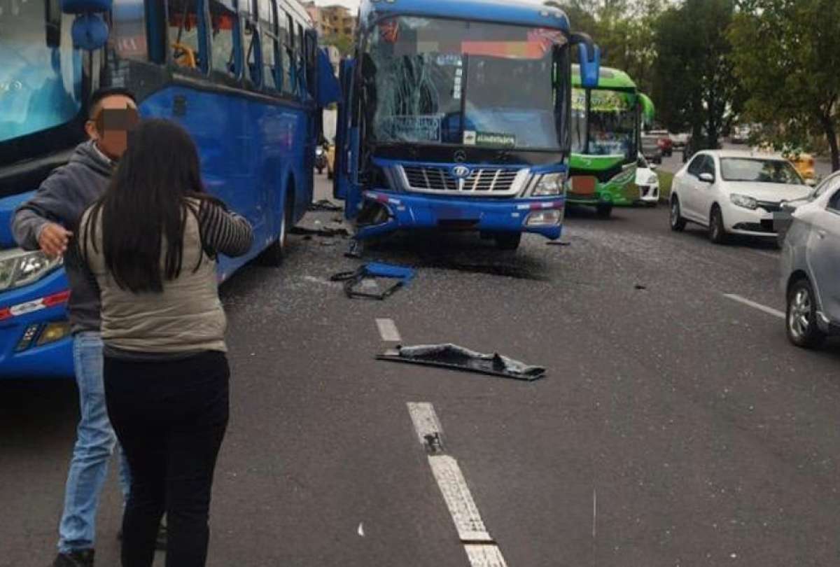 En Quito, un accidente se registró la mañana de este miércoles en el sector de Guajaló. Hay restricción vehícular sobre la avenida Simón Bolívar.