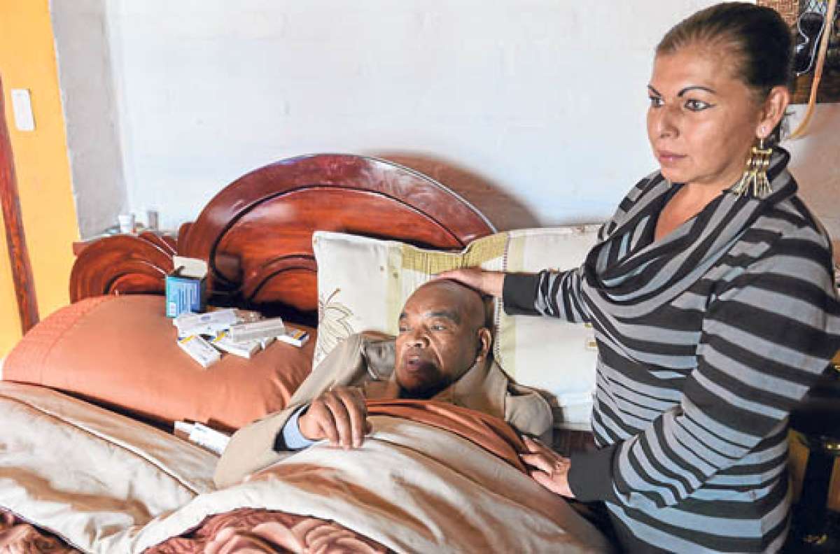Ramiro Bola&ntilde;os y su esposa Liliana Arteaga tratan de superar juntos la dif&iacute;cil situaci&oacute;n que gener&oacute; la enfermedad de Ramiro el 6 de abril. Foto: &Aacute;lvaro P&eacute;rez.