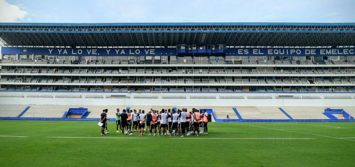 Emelec entren&oacute; en casa